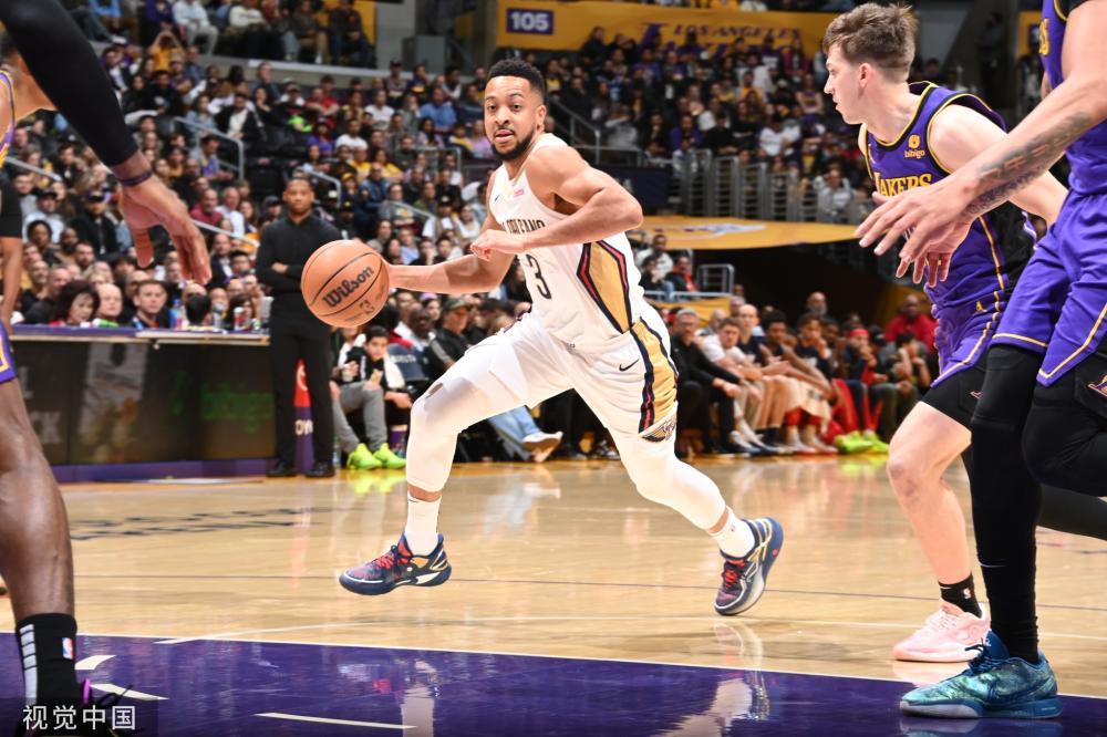 她不仅在单 她不仅在单